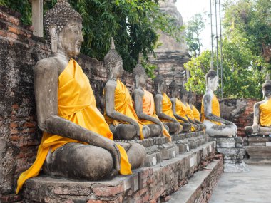 Buda heykelleri Wat Yai Chai Mongkol içinde. Ayuttaya, Tayland