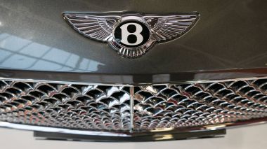 Bologna, İtalya - Aralık, 2017 yaklaşık: Bentley logosu yakın çekim.