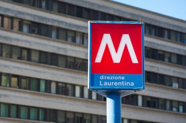 Rome, İtalya - Ekim, 2016 yaklaşık: Metro istasyonu işareti. Ağ açtım yapım o 1955'te ülkenin en eski. 