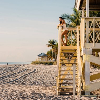 Güneşli bir günde rahatlatıcı bir cankurtaran Kulesi Crandon beach Park'ta üzerinde mayo giyen güzel kadın. Key Biscayne. Miami, florida.