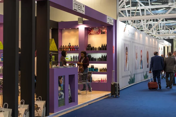 Bologna, İtalya - 16 Mart 2018: İnsanlar ziyaret Cosmoprof sergi, İtalya'da en büyük güzellik ve kozmetik sektöründe ticaret göstermek.