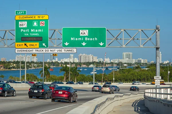 Miami Usa Marca 2016 Samochody Przechodząc Przez Most Biscayne Bay — Zdjęcie stockowe