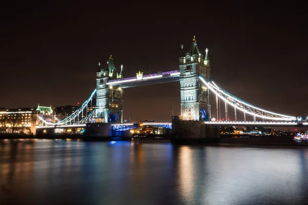伦敦塔桥夜间长时间曝光 — 图库照片