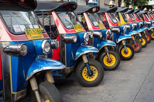Bangkok, Tayland - 17 Kasım 2015: Geleneksel Tuk Tuk sokakta park edilmiş. Otomatik rickshaws sıkışık Bangkok caddeleri civarında almanın en hızlı yolu vardır. 