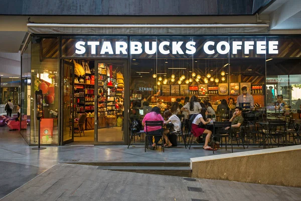 バンコク タイ王国 2015 ショッピング モール内のスターバックス コーヒー スターバックスは世界最大の喫茶店会社です — ストック写真
