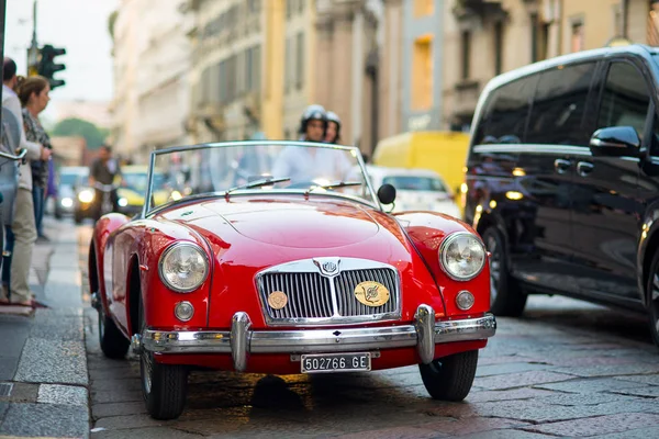 意大利米兰 2016年9月 Mga 老式红色汽车停在街上 前视图 汽车是英国的跑车制造商在二十世纪二十年代开始 — 图库照片