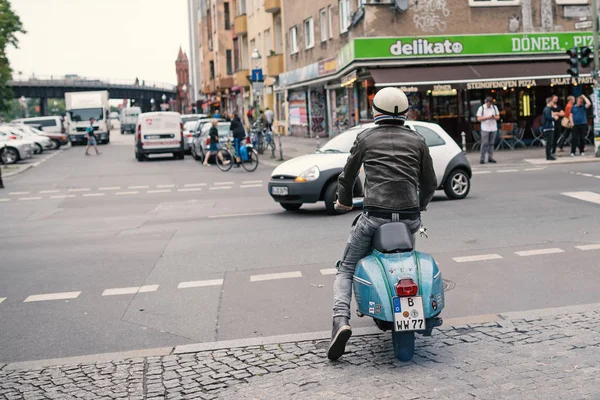 Berlin Circa July 2017 Старый Стиль Piaggio Скутер Веспа Улице — стоковое фото