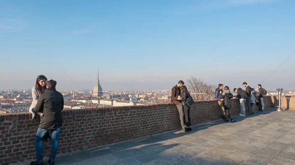 意大利都灵 2018年2月 在尸窟山上的情侣放松与城市的天际线背景 — 图库照片