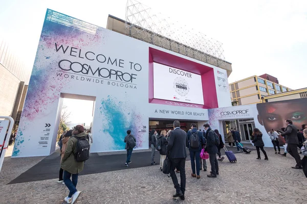 Bologna Italy March 2018 People Entering Cosmoprof Exhibition Largest Beauty — Stock Photo, Image