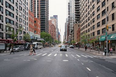 New York City - 9 Mayıs 2015: 2 Avenue ve Manhattan'ın 48 sokak kavşak.
