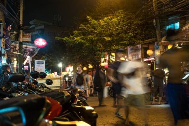 Bangkok, Tayland - 15 Kasım 2015: Turist ve backpackers yürüyüş Khao San Road, Bangkok ünlü düşük bütçeli otel ve pansiyonlar ve alan.