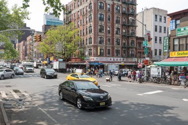 New York City - 16 Mayıs 2015: Chinatown meşgul kavşak. Chinatown değil mi Manhattan bir mahallede ev sahipliği Çin halkının Batı Yarımküresinin en büyük yerleşim bölgesi.