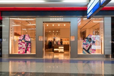 Dubai, Birleşik Arap Emirlikleri - 11 Kasım 2015: Hermes mağaza havaalanında Duty free alanı içinde. Dubai Uluslararası Havaalanı, Dubai hizmet veren uluslararası bir havaalanıdır. Orta Doğu'daki bir büyük havayolu merkezidir.