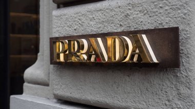 Florence, İtalya - Ocak, 2017 yaklaşık: Prada Mağaza şehir merkezinde. Prada S.p.A. Mario Prada tarafından 1913 yılında kurulan bir İtalyan lüks moda ev..