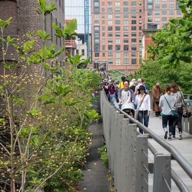 New York City - 16 Mayıs 2015: yüksek hat Park üzerinde yürüyen insanlar. Yüksek hat Batı Yakası sokaklarda yukarıda yükseltilmiş bir tarihi yük demiryolu hattı üzerine kurulmuş bir parktır.