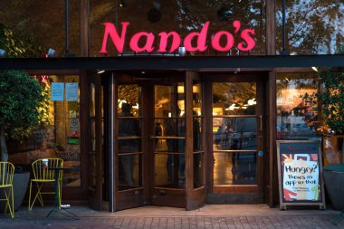 Londra - 20 Haziran 2015: Nando'nın giriş. Nando's Güney Afrika, Mozambik/Portekizce temalı, 1987 yılında kurulan kaynaklanan bir uluslararası casual yemek restoran zinciridir.