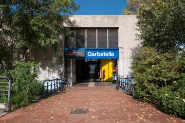 Rome, İtalya - Ekim, 2016 yaklaşık: Garbatella giriş Metro İstasyonu'na. Ağ açtım yapım o 1955'te ülkenin en eski. 