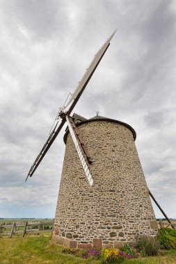 Eski fırıldak bulutlu gökyüzü karşı. Brittany, Fransa. 