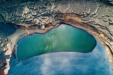Atlantik kıyısında yakınındaki balıkçı köyü El Golfo havadan panoramik görünümü bir yanardağ krater Yeşil Göl Charco de Los Clicos. Lanzarote, Kanarya Adaları.