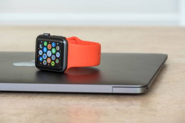 Venice, İtalya - 6 Şubat 2016: Apple Watch spor bir tablo. Apple Inc, IOS ve diğer Apple ürünleri ve Hizmetleri ile entegre tarafından geliştirilen bir smartwatch Apple Watch olduğunu.