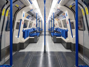 Londra - 16 Haziran 2015: Boş metro vagonu. Metro sistemi 270 istasyonları hizmet vermektedir ve 402 km (250 mil) parça, hangi yüzde 45 yeraltı vardır.