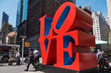 New York City - 14 Mayıs 2015: İnsanların önünde aşk heykel. Aşk bir heykel Amerikalı şarkıcı Robert Indiana.. 