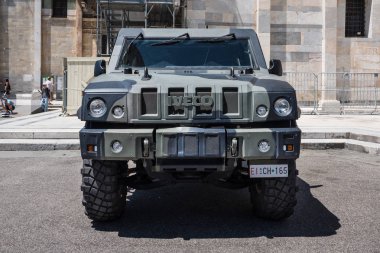 Pisa, İtalya - 21 Mayıs 2016: Iveco İtalyan ordusu tarafından kullanılan tüm arazi aracı. 