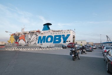 LIVORNO, İtalya - 28 Haziran 2016: İtalyan Moby feribotu Livorno 'dan Korsika' daki Bastia 'ya kalkışa hazırlanıyor. 