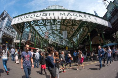 Londra - 18 Haziran 2015: Borough Market giriş. Londra'nın en büyük ve en eski gıda piyasaları biridir.