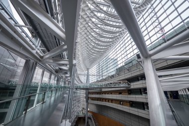 Tokyo, Japonya - Mart, 2017 yaklaşık: Chiyoda koğuşta Tokyo Uluslararası Forum Galeri lobi. 1996 yılında tamamlanan, bu bina bir Kongre Merkezi olduğunu. 