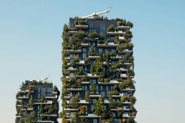 Milan, İtalya - 27 Eylül 2016: Dikey bahçeler gökdelen Expo 2015 için inşa edilmiş balkon üzerinde büyüyen ağaçlar ile.