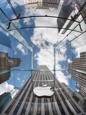New York - 13 Mayıs 2015: Apple logosu 5th Avenue deposunun Manhattan'ın girişinde. 2014 yılı itibariyle on beş ülke 437 perakende mağazalarda tutar Apple 72,800 kalıcı tam zamanlı çalışanı, istihdam.