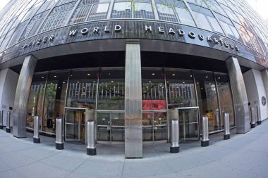 New York City - 8 Mayıs 2015: Pfizer Manhattan'da bina. Pfizer bir Amerikan çokuluslu ilaç şirketi, dünyanın en büyük ilaç şirketlerinden biri olduğunu.