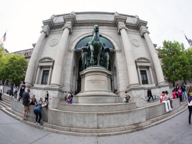 New York City - 9 Mayıs 2015: Amerikan Doğa Tarihi Müzesi ' Manhattan'da. Müze koleksiyonları üzerinde 32 milyon örnekler içerir. Başkan Theodore Roosevelt ve diğerleri tarafından 1869 yılında kurulan.