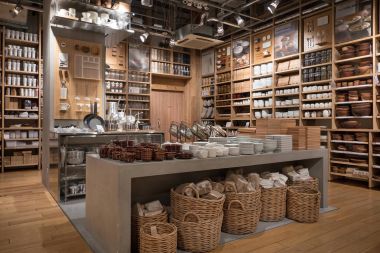 Tokyo, Japonya - Mart, 2017 yaklaşık: Mutfak Esya Muji mağaza içinde. Muji ev ve dekor öğeleri yanı sıra giyim ve aksesuarları satan popüler Japon markasıdır.
