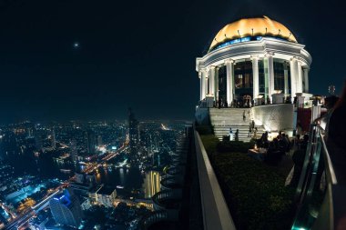Bangkok, Tayland - 18 Kasım 2015: Panoramik Scirocco Sky Bar gece zaman Lebua otelde üzerinde Bangkok manzarası üzerinde.