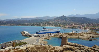 Havadan görünümü Ile rousse kıyı şeridi ile liman içinde belgili tanımlık geçmiş. Korsika Adası, Fransa.