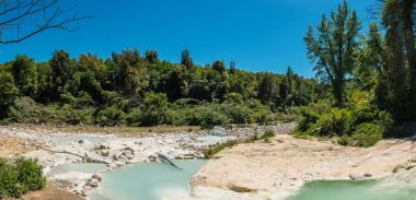 Doğal termal yüzme havuzunda Bagni di Petriolo. Toskana, İtalya.