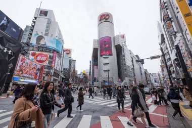 Tokyo, Japonya - Mart, 2017 yaklaşık: Shibuya geçiş. Shibuya özellikle genç insanlar için Japonya, moda merkezlerinden biri olarak ve büyük gece hayatı bölgesi olarak bilinen. 