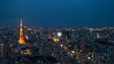 Tokyo Kulesi ve Tokyo cityscape görünümünden Roppongi Hills alacakaranlıkta havadan görünümü. Tokyo, Japonya.