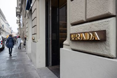 Florence, İtalya - Ocak, 2017 yaklaşık: Prada Mağaza şehir merkezinde. Prada S.p.A. Mario Prada tarafından 1913 yılında kurulan bir İtalyan lüks moda ev..