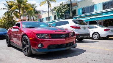 Miami, Amerika Birleşik Devletleri - 14 Mart 2016: Chevrolet Camaro spor arabaya Ocean Drive. Chevrolet Camaro Chevrolet, kas araba sınıflandırılmış tarafından üretilen bir otomobil olduğunu.