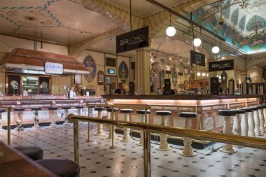 London, Büyük Britanya - Haziran 2015 yaklaşık: Harrods gıda malzemeleri dükkanı. Harrods 1849 açıldı ve şimdi Londra'nın en ünlü lüks mağaza biridir.
