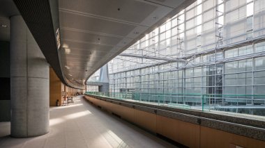 Tokyo, Japonya - Mart, 2017 yaklaşık: Tokyo Uluslararası Forum mimari detay Chiyoda koğuşta. 1996 yılında tamamlanan, bu bina bir Kongre Merkezi olduğunu. 