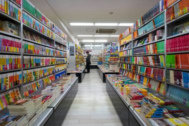 Tokyo, Japonya - Mart, 2017 yaklaşık: İnsanlar kitap mağazaları içinde. 