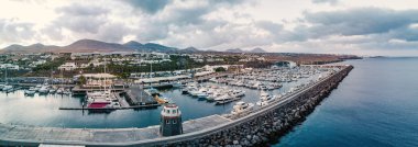 Puerto Calero village adlı günbatımı hava panoramik manzaralı Lanzarote Adası. Kanarya Adaları, İspanya, Europe. 