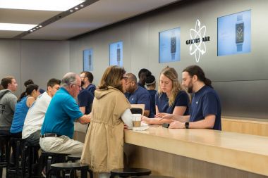 New York City - 13 Mayıs 2015: İnsanlar dahi çubuğu elma stok içinde. 2014 yılı itibariyle on beş ülke 437 perakende mağazalarda tutar Apple 72,800 kalıcı tam zamanlı çalışanı, istihdam. 