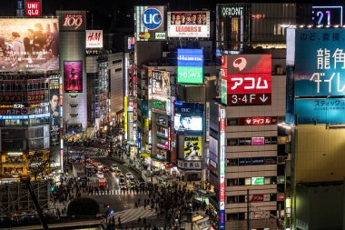 Tokyo, Japonya - Mart, 2017 yaklaşık: Shibuya geçiş, Shibuya Japonya, moda merkezlerinden biri özellikle gençler için ve bir büyük gece hayatı bölgesi olarak bilinen gece, havadan görünümü. 