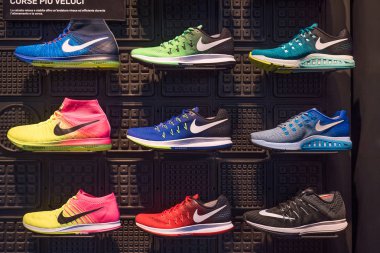 Milan, İtalya - 27 Eylül 2016: Fuar nike spor ayakkabı. Nike spor ayakkabı ve giyim dünyanın en büyük tedarikçilerinden biri var. Şirket 25 Ocak 1964 tarihinde kurulmuştur.