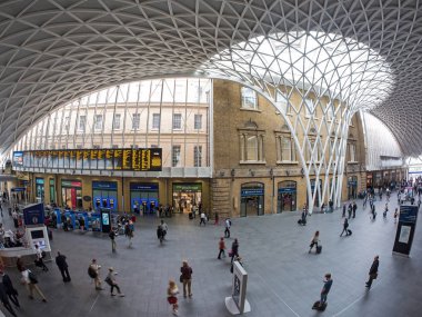 Londra - 17 Haziran 2015: King's Cross tren istasyonu, 1852 yılında Londra'nın merkezi Kuzey kenarına açılan büyük bir Londra tren terminus insanlar.